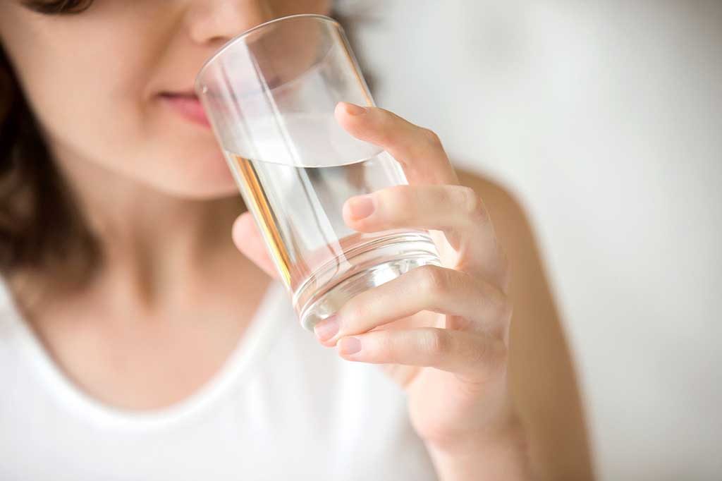 Uống nhiều nước giúp bạn giảm cân